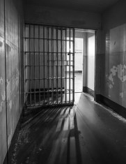 Crisis sanitaria en cárceles de Guayaquil por brote de tuberculosis en reos.