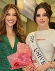 Mara Topic (izquierda) y Fátima Bosch (derecha) en Ecuador durante la llegada de la mexicana al aeropuerto de Quito por Carnaval.