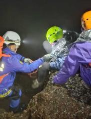 La Policía Nacional fue parre del equipo que rescató a los montañistas en el Volcán Corazón.
