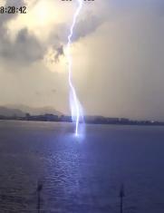 rayo en el río Guayas