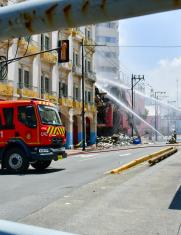 bomberos en incendio de Multicomercio