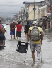 peatones en inundaciones de Milagro