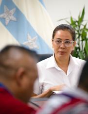 Cynthia Gellibert, secretaria de la Administración Pública, anunció que los baños se arreglarán con donaciones.