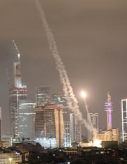 El sistema de defensa aérea Cúpula de Hierro de Israel intercepta misiles balísticos lanzados desde Irán sobre la ciudad de Tel Aviv