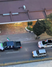 Vecinos y testigos observan los destrozos en el Centro Cultural Iraní tras la agresión en Quito.