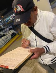 una persona sancionada en el Trole