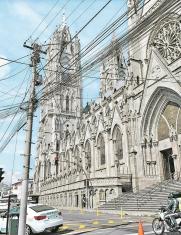 San Juan. La maraña de alambres impide apreciar a la Basílica del Voto Nacional.