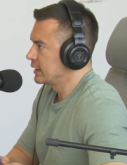 Daniel Noboa acudió a una radio, en Guayaquil, en donde no había periodistas que sigan la política nacional.