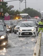 tránsito durante lluvia en Guayaquil