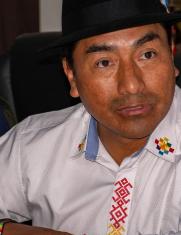 Leonidas Iza denunció que el Gobierno retuvo los buses en los que viajaban dirigentes y comuneros indígenas a la ceremonia de posesión en Quito.