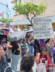 Marcha por el 8M en Guayaquil termina con evento artístico.