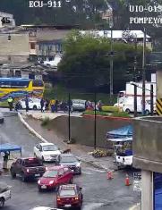 deslizamiento de tierra genera congestión vehicular en Quito