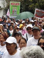 Los adultos mayores de distintos barrios de Quito realizaron una movilización para pedir a la Corte que tramite con celeridad las demandas de inconstitucionalidad contra la reforma al Cootad.