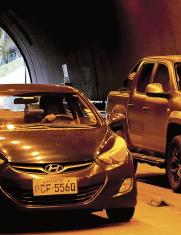 Movilidad. El carril central del túnel, que originalmente estaba destinado para emergencias, fue habilitado para mejorar la fluidez del tránsito en la zona.