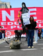 La marcha de los sindicatos y organizaciones sociales salió de la Caja del IESS en Quito.