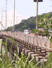sin pasamanos en puente