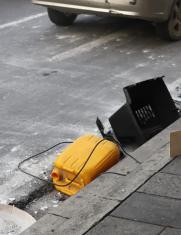 objetos lanzados a la calle en el centro de Guayaquil