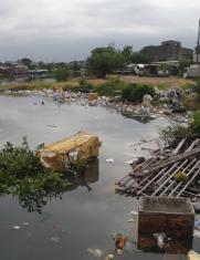 basura en el estero Salado
