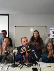 Juan Esteban Guarderas presentó su precandidatura junto a un grupo de ciudadanos.