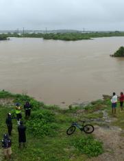 Fotografía aérea que muestra a personas observando las inundaciones en la localidad de Chanduy en Santa Elena.