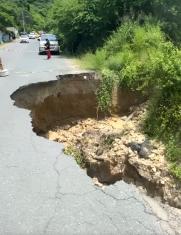 La vía de dos carriles por la grave situación ha sido cerrada y apenas un carril esta abierto para el paso de vehículos