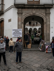 Adultos mayores en las afuera del Centro Cultural Metropolitano