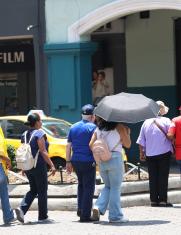 uso de sombrillas por intenso sol en Guayaquil