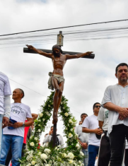 Feligreses participan en la procesión del norte de Guayaquil este Viernes Santo.