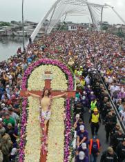 Multitud participa en una de las procesiones más grandes de Guayaquil.