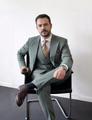 Gobernador de El Oro, Francisco Minuche looks con IA