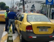 Taxi es trasladado a un centro de retención tras video viral en Guayaquil.