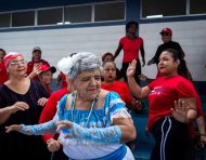 Adultos mayores participaron con presentaciones de danza y folclore durante el Festival Guayaco Octubrino en el CAMI Guasmo.