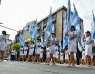 Bandas musicales, bastoneras y delegaciones estudiantiles de distintas ciudades del país protagonizaron la jornada, acompañadas por familias y visitantes.