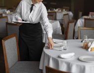 El comercio y los restaurantes suelen aumentar sus contrataciones durante la temporada de fin de año.