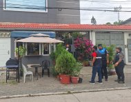 Municipio de Guayaquil retira carpa instalada frente a una vivienda en Samanes.