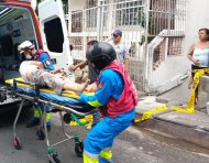 Un adulto mayor quedó atrapado sobre una reja metálica después de perder el equilibrio mientras podaba árboles en el cerro del Carmen, en Guayaquil.