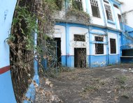Maleza y daños en las estructuras es lo que se observa en las instalaciones.