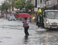 Las fuerte lluvia que soportó Guayaquil anegó varias vías, la mañana de este lunes 24 de febrero.
