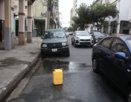 En varias zonas del centro de Guayaquil, los ‘cuidadores’ de carros utilizan envases plásticos para separar los espacios en la vía pública. La actividad sigue sin control.