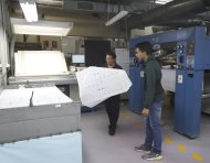 Autoridades del CNE y técnicos del Instituto Geográfico Militar verificaron el proceso de impresión de las papeletas electorales.
