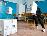 Una persona vota para el referéndum este domingo, en Quito (Ecuador).