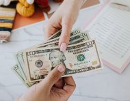 Especialistas recomiendan destinar parte del décimo a ahorro, pago de deudas o inversiones seguras para fortalecer la estabilidad financiera del 202