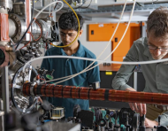 Yogesh Sridhar y Sean Hodgman, de la Universidad Nacional de Australia, lideraron el experimento que demostró el entrelazamiento cuántico con átomos de helio.