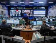 En el centro de control, la NASA coordina Artemis II mientras sus astronautas reciben salarios estándar de empleados federales.