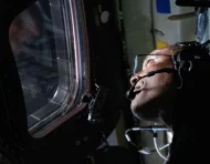 La tripulación observa desde la cápsula espacial mientras se aproxima el esperado retorno a la Tierra.