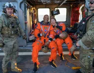 Fotografía cedida con la NASA donde aparece el piloto de la misión Artemis II, el astronauta Victor Glover (i), y la especialista de misión, la astronauta Christina Koch (d).