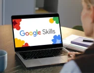Google Cloud Skills Boost ofrece acceso a entornos reales de Google Cloud mediante credenciales temporales para practicar sin costo durante los laboratorios.