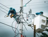 Personal de CNEL realiza trabajos de reconexión en distintos sectores de la ciudad tras los cortes imprevistos.