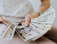 El Código de Trabajo establece que las horas laboradas en días de descanso obligatorio se consideran extraordinarias y deben pagarse con un recargo del 100 %.