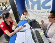 Contribuyentes reciben asesoramiento de técnicos del SRI.